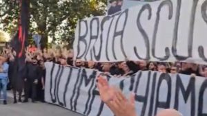 Milan Venezia, COMINCIATA la manifestazione della Curva Sud! Cori e fumogeni, la SITUAZIONE – VIDEO