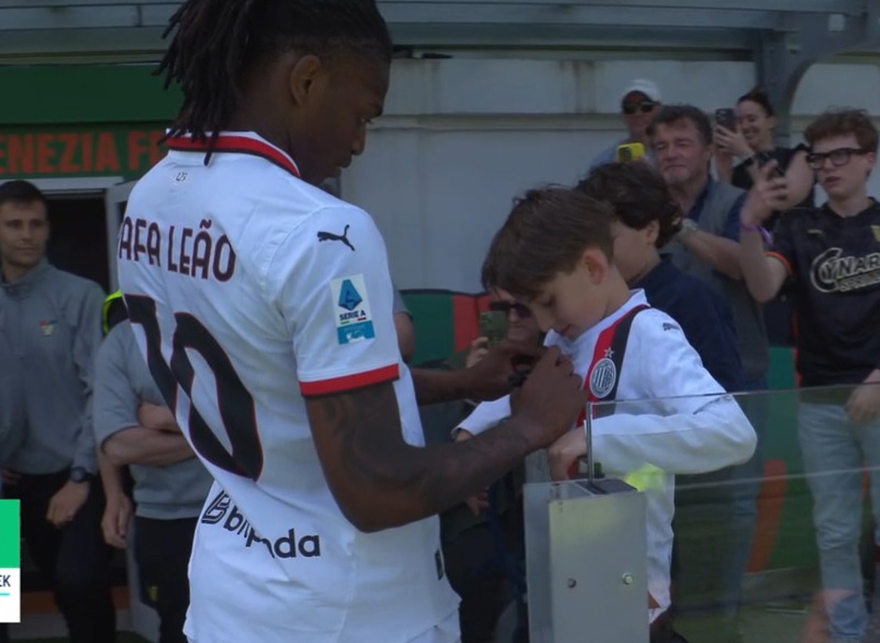 Leao, che gesto in Venezia Milan: firma un autografo al momento della sostituzione 26 Leao