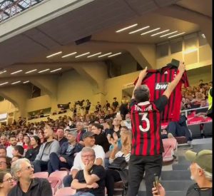 Milan Monza, tifoso scatenato con la maglia di Maldini: ecco quanto accaduto a San Siro