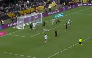 Gol Gimenez, il giocatore del Milan in acrobazia! La rete è stata poi annullata