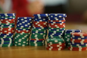 Decisioni Sotto Pressione al Tavolo da Poker: L’Arte del Controllo Mentale e Strategico