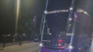 Milan Fiorentina, il pullman della squadra ospite è arrivato a San Siro: il VIDEO