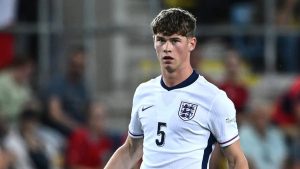 MERCATO BOMBA! Il Milan mette gli occhi su Charlie Cresswell, il gigante inglese che fa tre gol dalla difesa! La mossa anti-Juve di Allegri