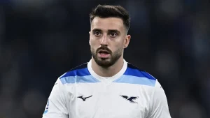 Irruzione del Milan per Mario Gila: sfida aperta al Napoli per il difensore della Lazio