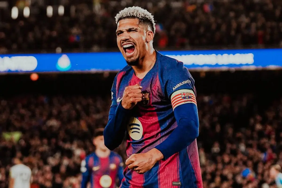 Flick lo spedisce in panchina, per il Milan è l'occasione da sfruttare 27 Araujo esulta al Camp Nou