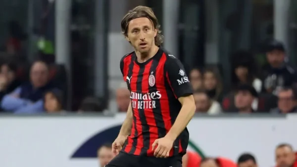 Modrid in campo con la maglia del Milan