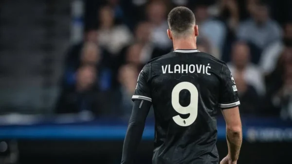 Vlahovic di spalle