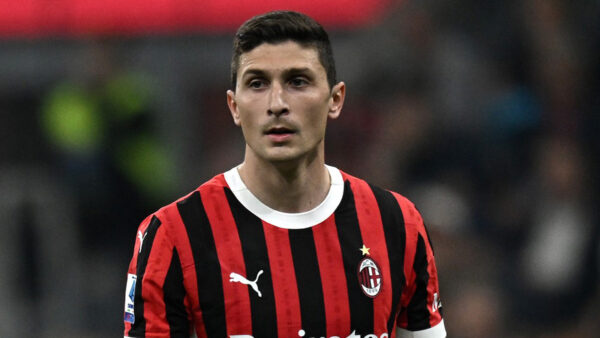 Mattia Caldara con la maglia del Milan in campo