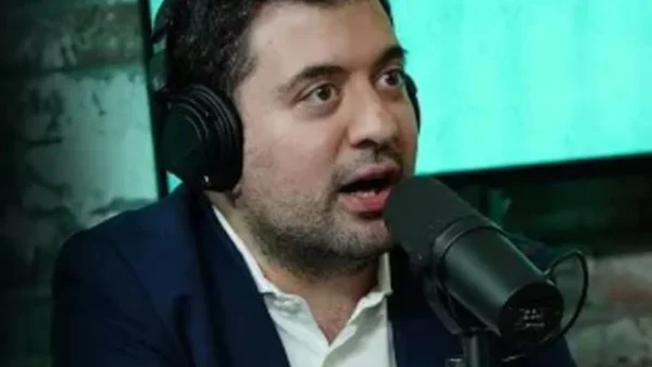 Pastore, giornalista, cuffie alle orecchie e microfono davanti la bocca