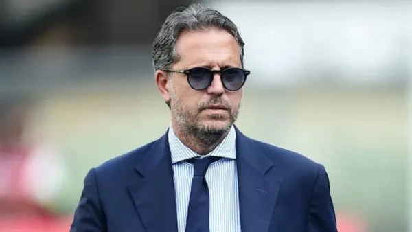 Paratici con occhiali da sole al viso