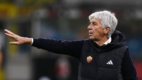 Gian Piero Gasperini, allenatore Roma, dà indicazioni dalla panchina con il braccio destro