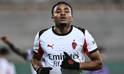 Nkunku inquadrato in campo con la seconda maglia bianca del Milan