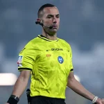 Guida, arbitro Serie A, inquadrato in campo