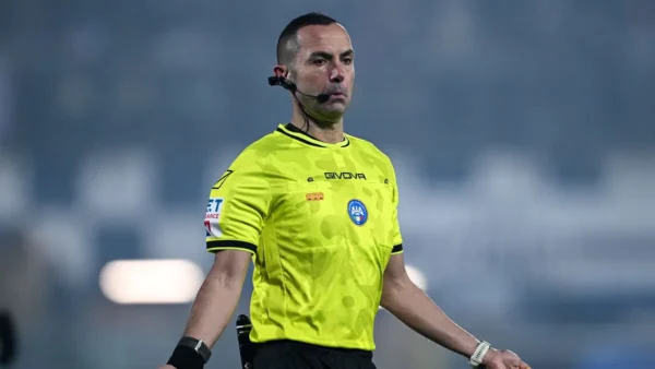 Guida, arbitro Serie A, inquadrato in campo