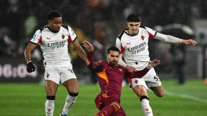 Ma cosa succederebbe se Milan e Roma concludessero a pari punti? I rossoneri godono di un vantaggio: ecco quale