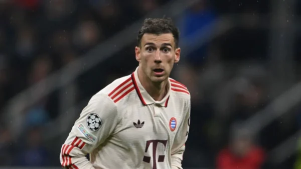 Goretzka, centrocampista, in maglia bianca del Bayern