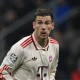 Goretzka inquadrato in campo con la maglia del Bayern