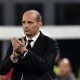Allegri in completo a bordo campo applaude