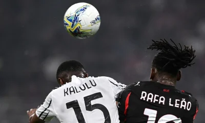 Kalulu e Leao si contendono un colpo di testa con la palla in arrivo durante Milan Juventus