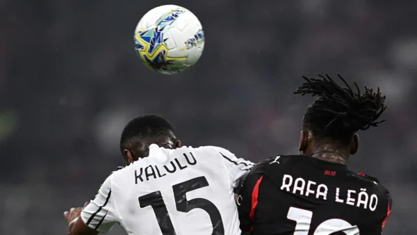 Kalulu e Leao si contendono un colpo di testa con la palla in arrivo durante Milan Juventus