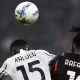 Kalulu e Leao si contendono un colpo di testa con la palla in arrivo durante Milan Juventus