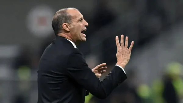 Max Allegri, allenatore, dà indicazioni con le mani