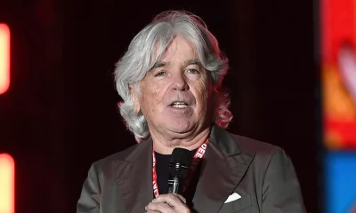 Zazzaroni inquadrato con microfono in mano