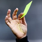 cartellino giallo alzato dall'arbitro