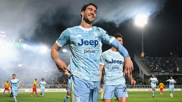 Vlahovic esulta dopo il gol al Lecce