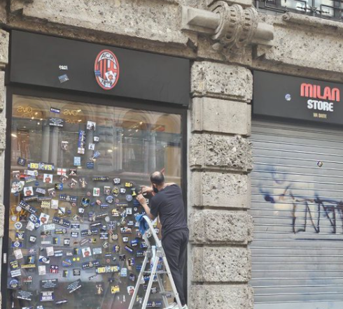 Scudetto Inter, preso di mira il Milan store di Via Dante: inizia l'opera di pulizia! - FOTO 27 image