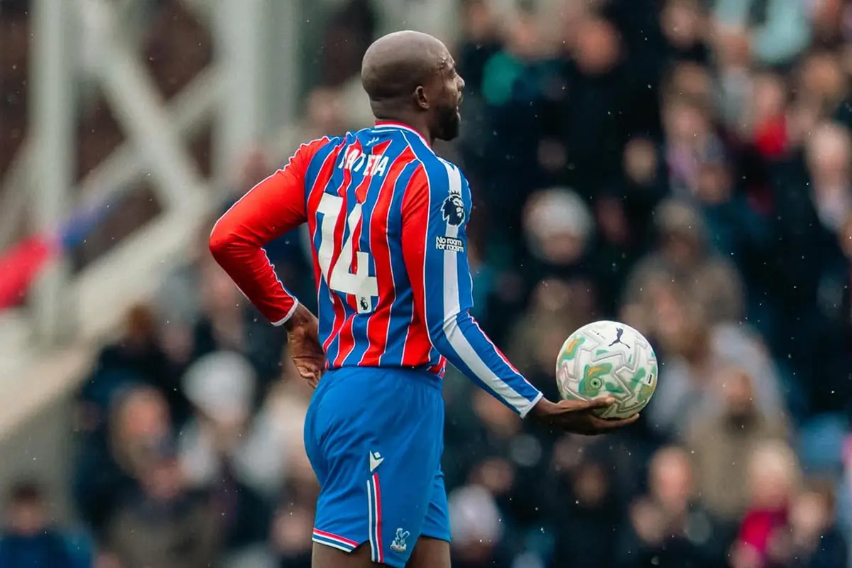 mateta con il pallone in mano