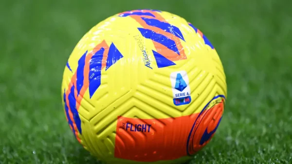 pallone Serie A ufficiale sul prato colore giallo arancione e blu