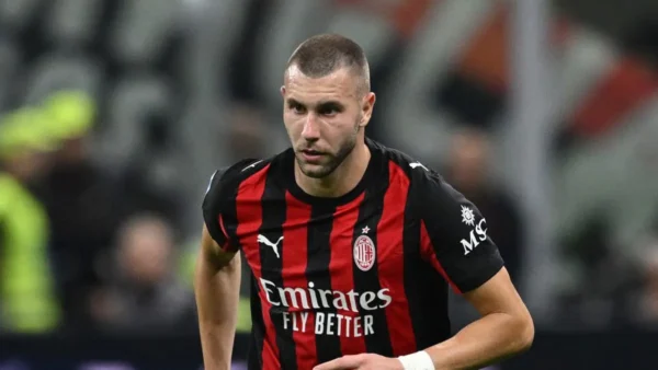 pavlovic, difensore Milan, mentre corre