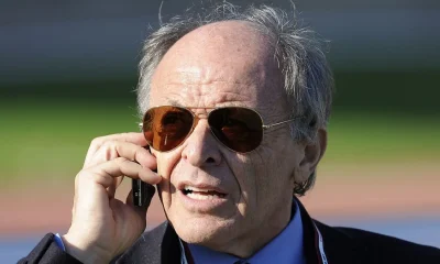 Carlo Pellegatti inquadrato mentre parla al telefono