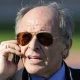 Carlo Pellegatti inquadrato mentre parla al telefono