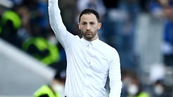 Tedesco, allenatore, braccio sinistro alzato e camicia bianca