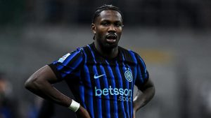 Thuram fa infuriare i tifosi del Milan: spunta uno stendardo contro i rossoneri durante la festa Scudetto – FOTO