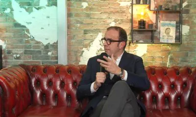 Il giornalista Riccardo Trevisani seduto sul divano degli studi di Cronache di Spogliatoio