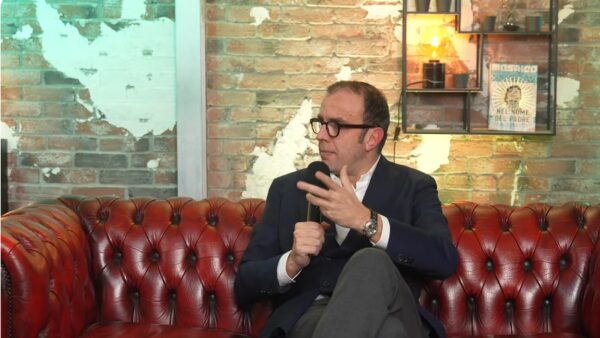Il giornalista Riccardo Trevisani seduto sul divano degli studi di Cronache di Spogliatoio