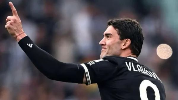 Vlahovic esulta dopo il gol al Verona