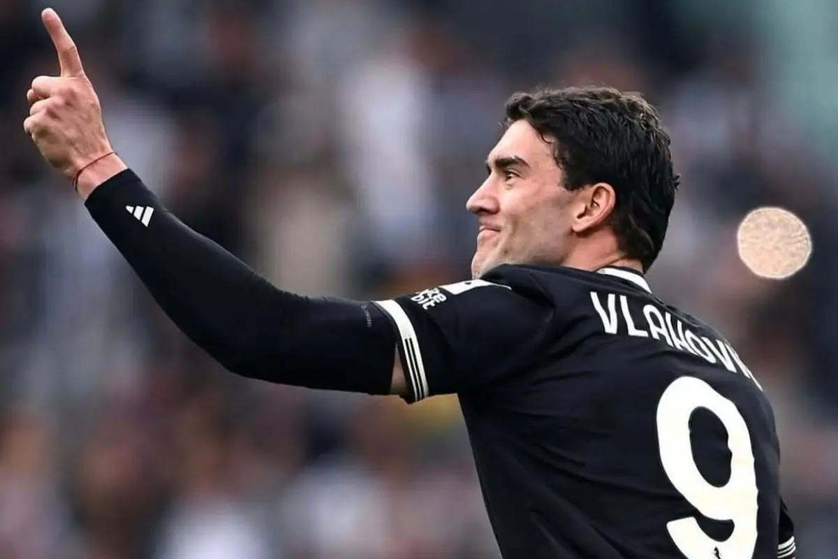 Contatto con Vlahovic, svolta improvvisa: cambia tutto 27 Vlahovic esulta dopo il gol al Verona