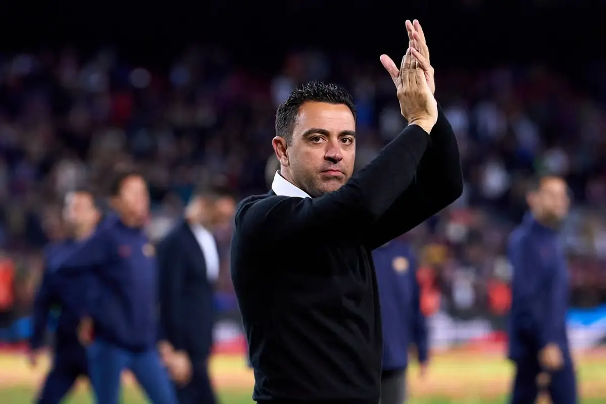 Xavi Hernandez saluta i tifosi del Barcellona