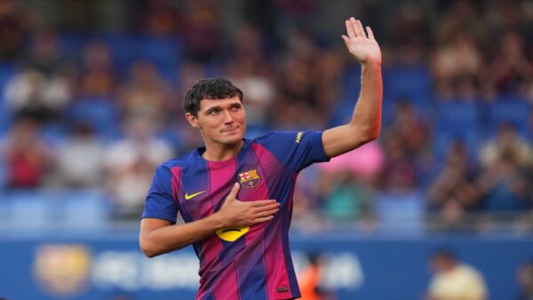 Christensen, difensore, maglia barcellona e braccio alzato