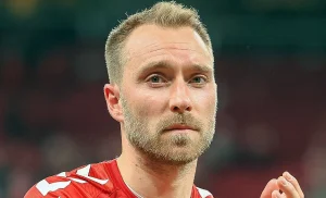 Paura per Eriksen durante l’amichevole Danimarca Ucraina: match annullato. La federazione rassicura: «Sta bene»