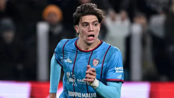 Palestra, giocatore, maglia azzurra del cagliari