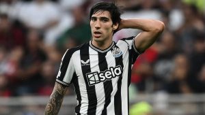 Tonali verso il Tottenham, 100 milioni per Sandro: rammarico tra i tifosi del Milan. Il ritorno sembra molto lontano