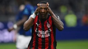 Milan, primi contatti con l’Aston Villa per Estupinan: la trattativa entra nel vivo