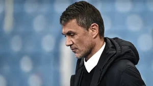 L’abbraccio delle leggende per Franco Baresi: all’esterno di Sant’Ambrogio arrivano anche Maldini e Van Basten