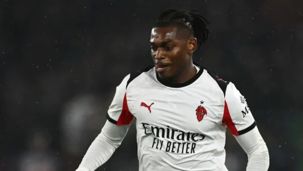 Leao milan maglia bianca 1.jpg