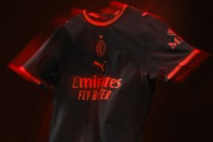 Milan, presentata la terza maglia 2026/27: nero e rosso fluo il nuovo Third Kit firmato PUMA – FOTO